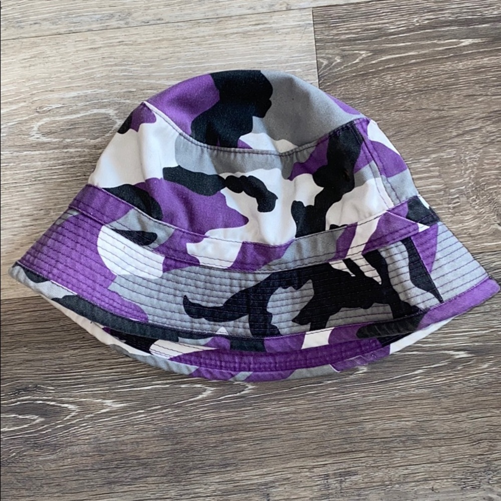 🌻5/$25🌻
Camo print bucket hat - Picture 3 of 4
